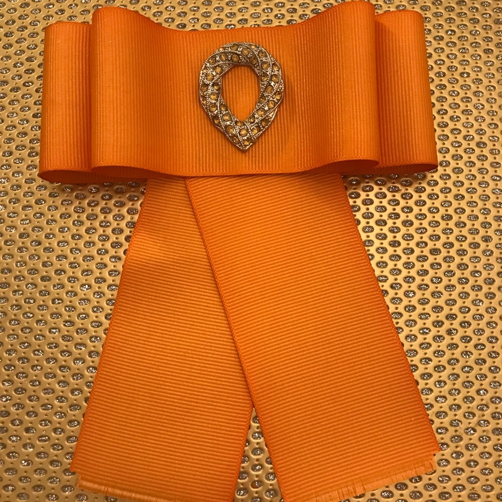 Bow brooch